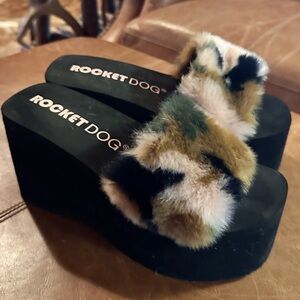 Rocket Dog Women's Fuzzy Platform Sandals - Black and Camo Multicolor Size 9